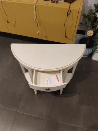 Recibidor blanco y dorado de madera