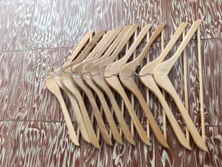 Lote de 10 perchas de madera