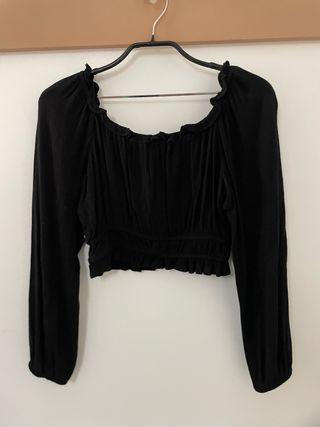 Blusa Stradivarius corta con volantes