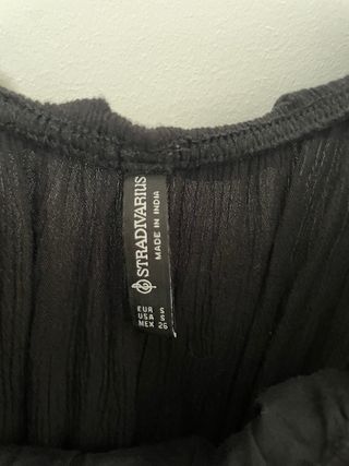 Blusa Stradivarius corta con volantes