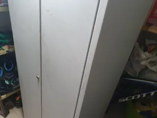 Armario Metálico Escobero.