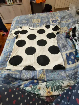 T-shirt bianca a pois neri