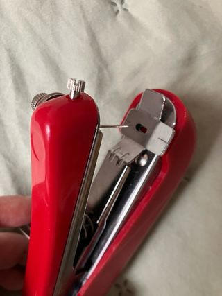 Máquina de coser manual portátil roja