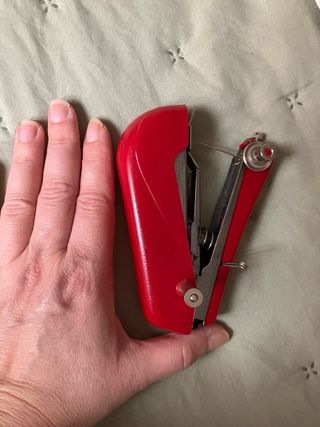 Máquina de coser manual portátil roja