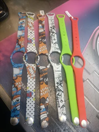 Correas de reloj multicolor, verde y rojo