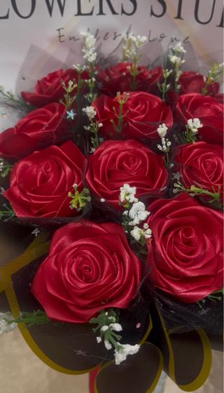 Ramo Rosas Eternas Tela Roja