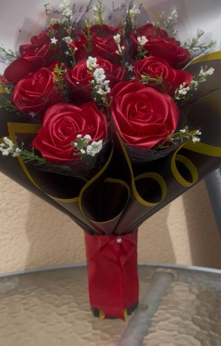 Ramo Rosas Eternas Tela Roja