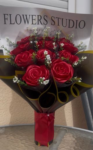 Ramo Rosas Eternas Tela Roja