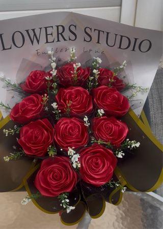 Ramo Rosas Eternas Tela Roja