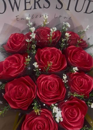 Ramo Rosas Eternas Tela Roja