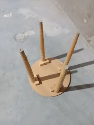 Mesa redonda pequeña de madera