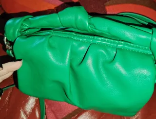 Borsa ZARA verde,design morbido e contemporaneo.Re