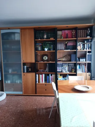 Estantería comedor madera maciza. Són 2 muebles.