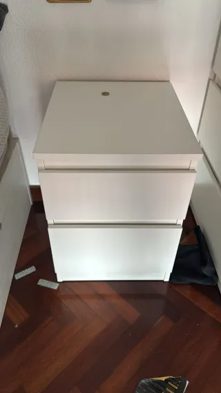 Cómoda 5 cajones Ikea + 2 cómodas de noche