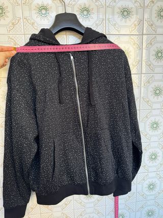 Chaqueta negra con cremallera y estampado