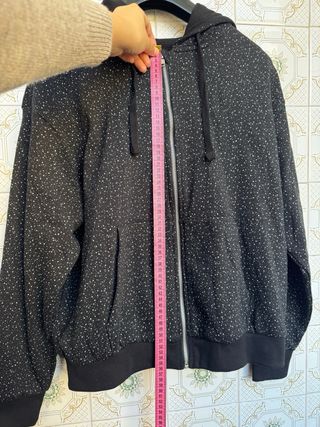 Chaqueta negra con cremallera y estampado