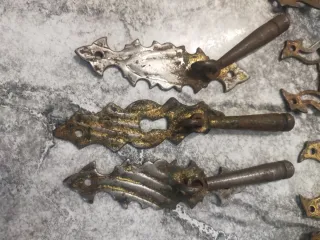 4 bisagras y 3 tiradores antiguos