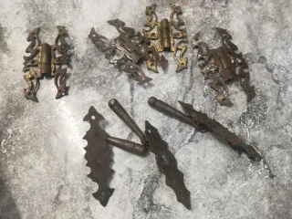 4 bisagras y 3 tiradores antiguos