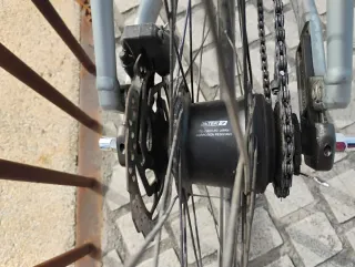 Bicicleta de paseo Marin presidio 2 gris más casco