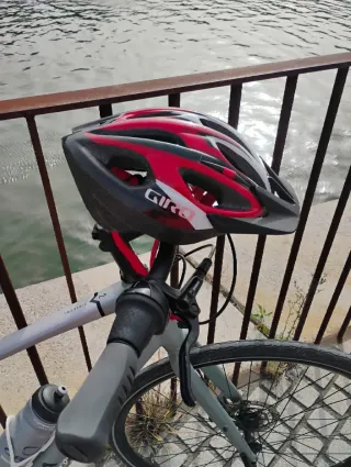 Bicicleta de paseo Marin presidio 2 gris más casco