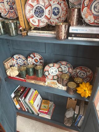 Armario antiguo de madera y cristal