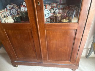 Armario antiguo de madera y cristal