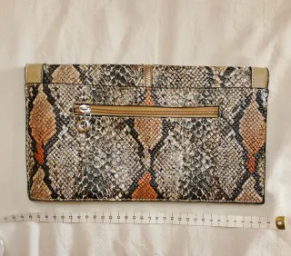 Bolso de mano estampado serpiente.