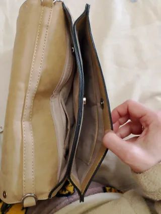 Bolso de mano estampado serpiente.