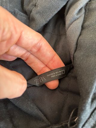 Cazadora con capucha y alamares