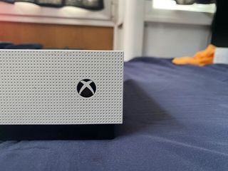Xbox One S + Controller + Star Wars Battlefront II