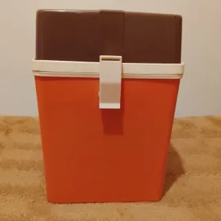 Nevera vintage naranja y marrón