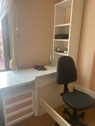 Escritorio grande de madera con cajones