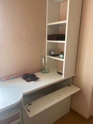 Escritorio grande de madera con cajones