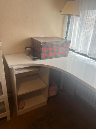 Escritorio grande de madera con cajones