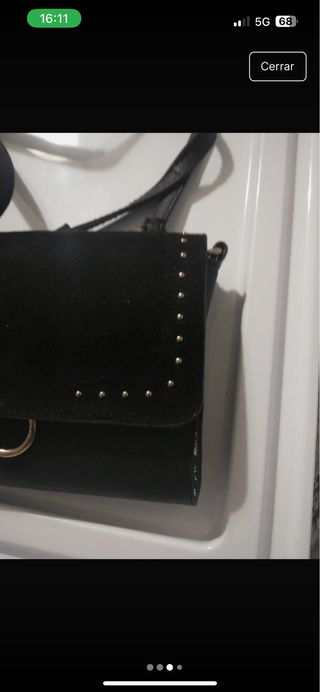 Bolso negro con tachuelas