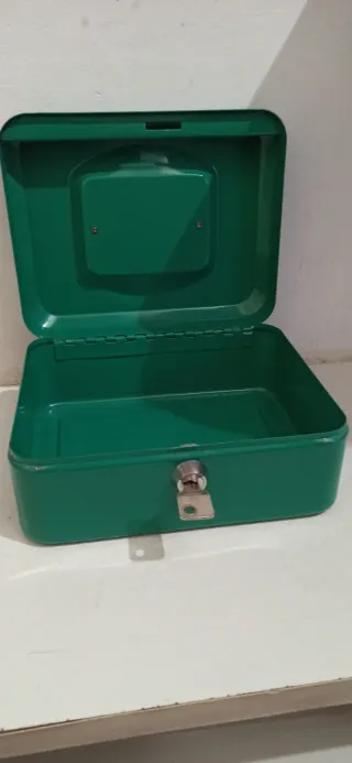 Caja fuerte metálica verde con llave