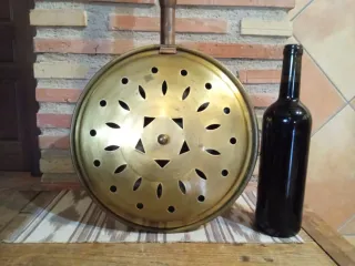 Antiguo calienta camas de cobre y mango de madera