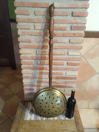 Antiguo calienta camas de cobre y mango de madera