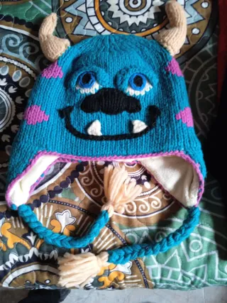 Gorro lana monstruo azul y rosa