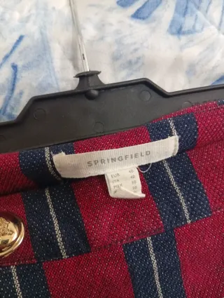 Falda de rayas doradas y rojas