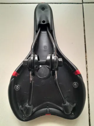 Sillin de bicicleta marca B-PRO.