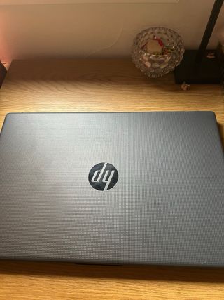 Ordenador portátil HP Negro con cargador+ ratòn.