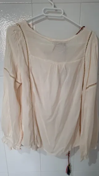 Blusa JEUVRE Beige con Tiras y Borlas