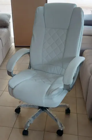Silla de director blanca y plateada