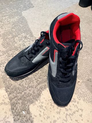 Zapatillas deportivas negras y rojas