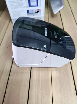 Brother QL700, Impresora de etiquetas profesional con tecnología térmica directa, con función "Conectar y Etiquetar"