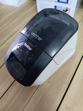 Brother QL700, Impresora de etiquetas profesional con tecnología térmica directa, con función "Conectar y Etiquetar"