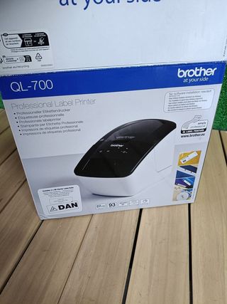 Brother QL700, Impresora de etiquetas profesional con tecnología térmica directa, con función "Conectar y Etiquetar"