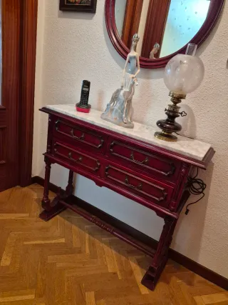 Recibidor de madera con mármol