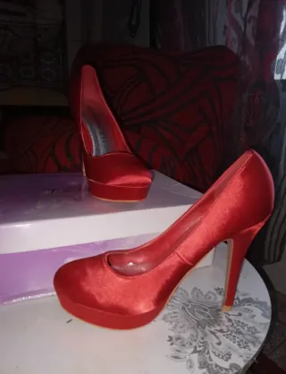 Zapatos de tacón rojos